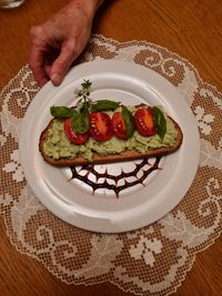 Avocadobrot mit frischen Tomaten