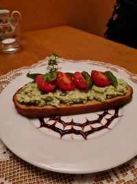 Avocadobrot mit frischen Tomaten